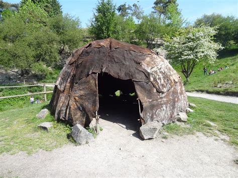 Hutte en peau de bête Habitat du Paléolithique les hommes sont à cette