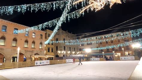 A Mestre La Pista Di Pattinaggio Sul Ghiaccio In Piazza Ferretto