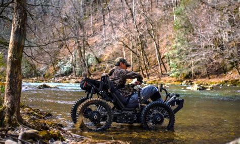 Ce fauteuil roulant électrique tout terrain rend la nature accessible à