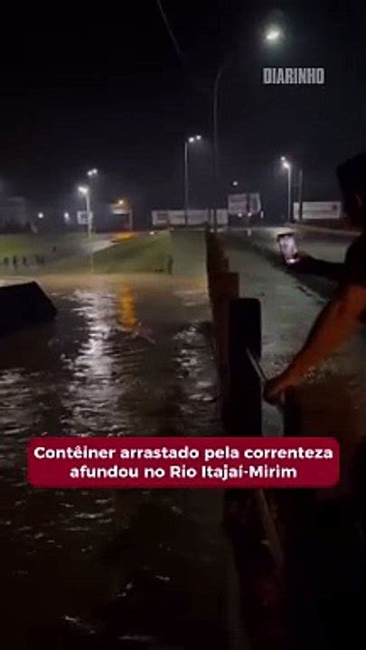 Contêiner arrastado pela correnteza afundou no rio Itajaí Mirim Vídeo