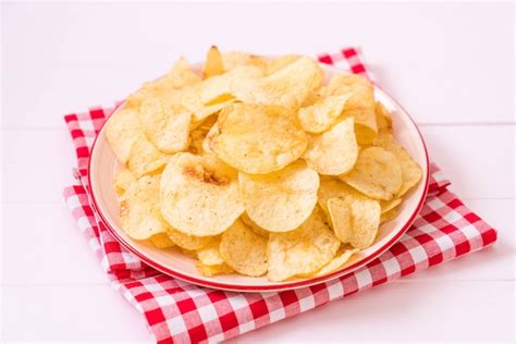 Premium Photo Potato Chips On Plate