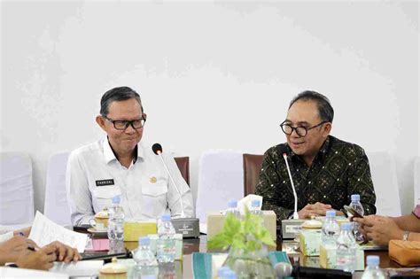 Sekdaprov Fahrizal Pimpin Rapat Persiapan Pemberian Penghargaan