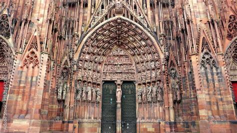 Hauptportal des Straßburger Münsters zeigt Passion Christi Stock Photo