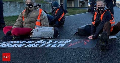 Protest gegen Bodenverbrauch Frühverkehr in Wien von Aktivisten blockiert