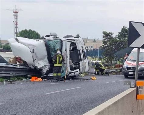 Autocisterna Si Ribalta Sul Raccordo Autostradale A Busto Arsizio