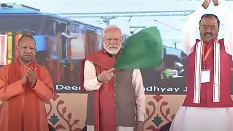 Vande Bharat Train पीएम मोदी ने वंदे भारत एक्सप्रेस को दिखाई हरी झंडी