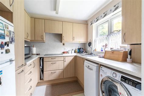 Crowthorne Road Bracknell Berkshire Rg12 2 Bed Maisonette For Sale