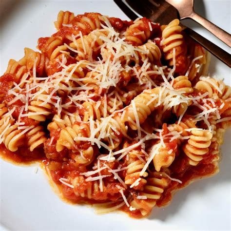 Fusilli in tomato sauce - delectabilia