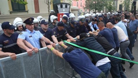 Tiran Akte T Dhunshme Te Protesta Para Bashkis Ndalohet Nj