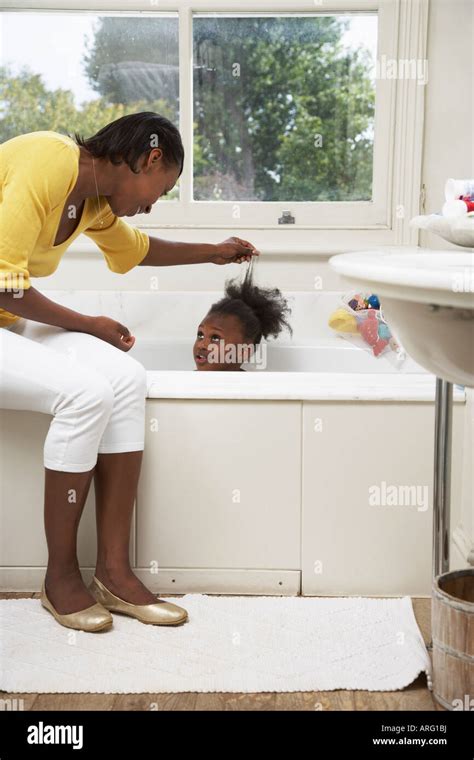 2 Year Old Girl In The Bath Fotos Und Bildmaterial In Hoher Auflösung