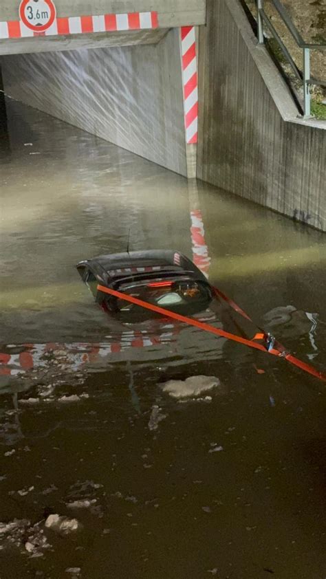 „mit Eigenen Augen Gesehen Wie Das Wasser Stieg“ Auto Versinkt Komplett In Bahnunterführung