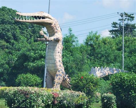 [PHOTOS] Sabah’s Roundabouts Have The Most Unique Statues In Malaysia