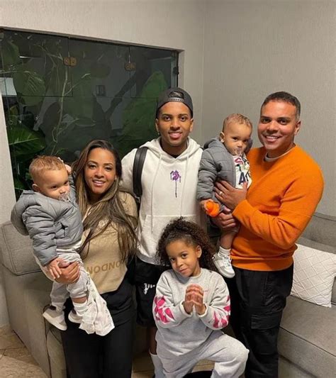 Antes de voltar para Espanha Rodrygo reúne familiares e posa para foto