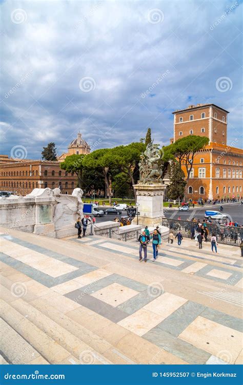 Opini N Del Paisaje Urbano En La Plaza Venezia En Roma Fotograf A