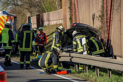 Unfall Auf B 27 Bei Lauffen Autofahrer Eingeklemmt