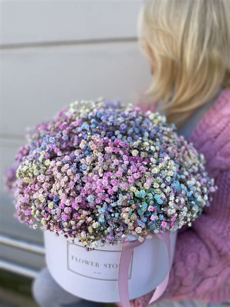 Grande Biały Box z Żywą Kolorową Gipsówką – Wiosenna Energia na Każdą