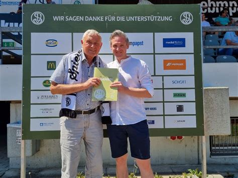 SVL Sportvorstand Benedikt Neumeier Rechts Gratuliert Dem