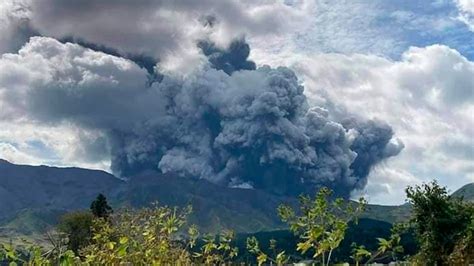 Impresionante Erupción Del Volcán Monte Aso En Japón