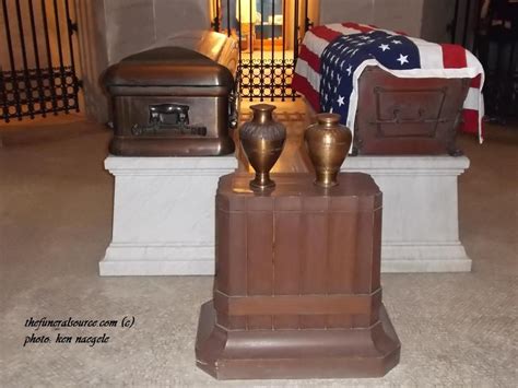 Grave Marker Inside James A Garfield S Tomb Unusual Headstones Cemeteries Famous Tombstones