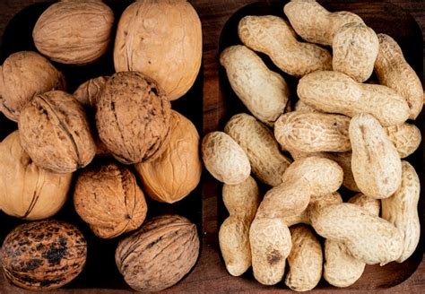 Vista superior de nueces cacahuetes con cáscara y nueces enteras sobre