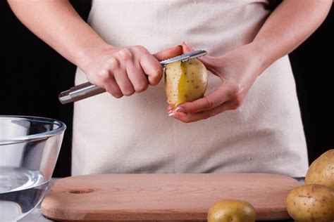 El Truco Para Pelar Patatas De Una Sola Vez Sin Pelador Ni Cuchillo