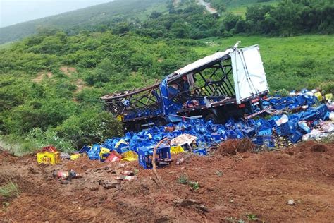 Carreta carregada de cerveja tomba em Licínio de Almeida e carga é