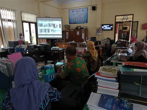 Para Guru Sma Negeri 2 Tanggul Serentak Mengikuti Webinar Sosialisasi