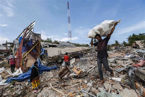 Rescue and Recovery After Earthquake in Indonesia Photos - ABC News