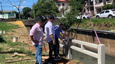 Prefeito Vanazzi Acompanha In Cio Das Obras De Cercamento Do Arroio