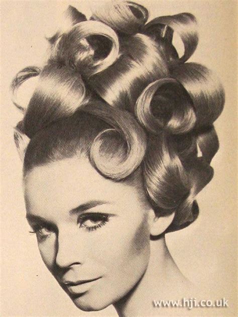 1967 Large Curls Hairstyle Retro Hairstyles Curled Hairstyles Large Curls Big Curls Swinging