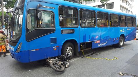 Acidente entre moto e ônibus deixa feridos na Avenida Olegário Maciel