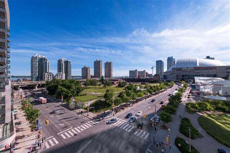 Delta Toronto Hotel Makes a Mark on City's Skyline