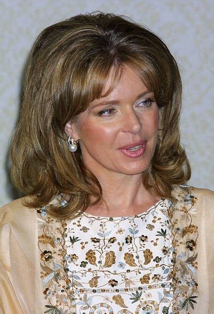 Pin By Danielle Sawyers On The Queen Queen Noor Hairstyle Middle