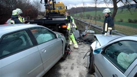 F Nf Verletzte Bei Schwerem Unfall Zwischen Geisleden Und Kreuzebra