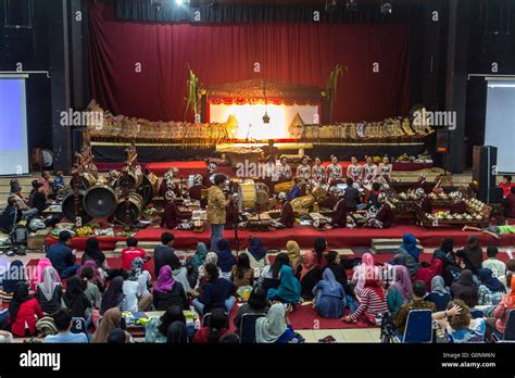 Traditional Puppet Show In Yogyakarta Stock Photo Alamy