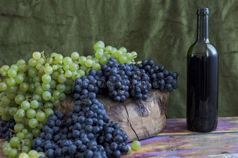 Uvas E Vinho Decorados Numa Mesa De Madeira Velha Foto De Stock