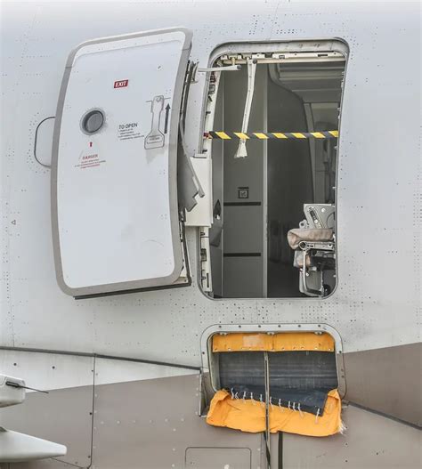 Terror En El Aire Un Pasajero Abrió La Puerta De Emergencia De Un Avión En Pleno Vuelo Y Hay 12