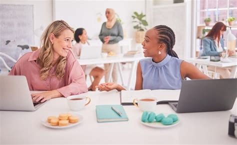 Felices Mujeres Empresarias Y Amigas Conversando En La Oficina Y