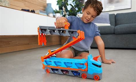 Hot Wheels City Wyścigowy transporter w Pojazdy tory i garaże