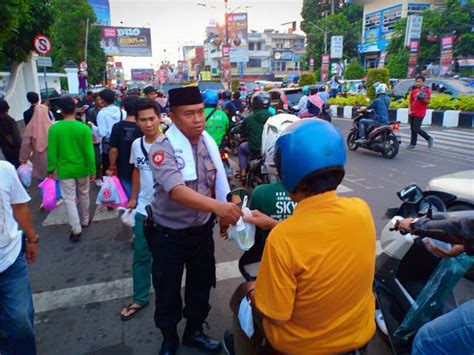 Polisi Gandeng Komunitas Sepeda Kota Sukabumi Berbagi Takjil Sukabumi