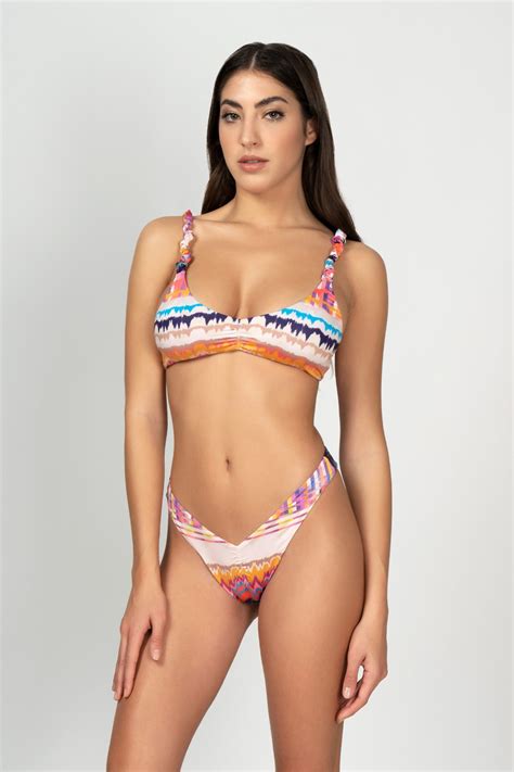 Belén Rodriguez in vacanza con Luna Marì il nuovo bikini multicolor rivela lunder boob