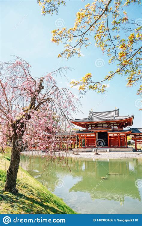 Byodo En El Templo Con La Flor De Cerezo En Uji Kyoto Jap N Foto De