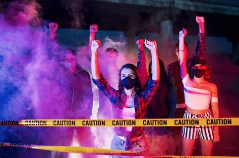 Línea De Policía Y Humo Grupo De Jóvenes Que Protestan Que Se Unen Activista Por Los Derechos