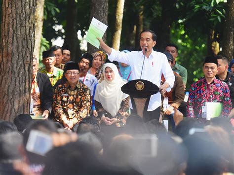 Dulu Untuk Yang Gede Gede Presiden Jokowi Serahkan Sk Perhutanan