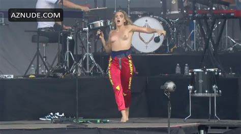 Tove Lo Topless Singer Flashes Her Tits On Stage At Llapalooza In Chicago Aznude