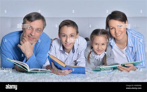 family reading books Stock Photo - Alamy