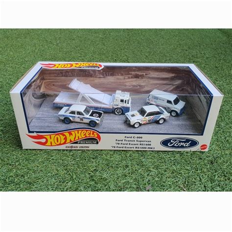 Promo Hot Wheels Premium Ford Race Team Display Set With Diorama