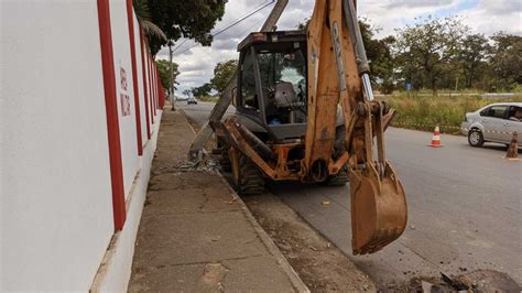 Copasa derruba poste em obra que vai levar água ao quartel do Corpo de