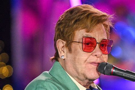 Sir Elton John Transmite Alegría Navideña Con Un Blazer Verde Bordado