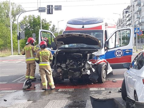 Poważny wypadek karetki we Wrocławiu Wielkie korki na Kosmonautów